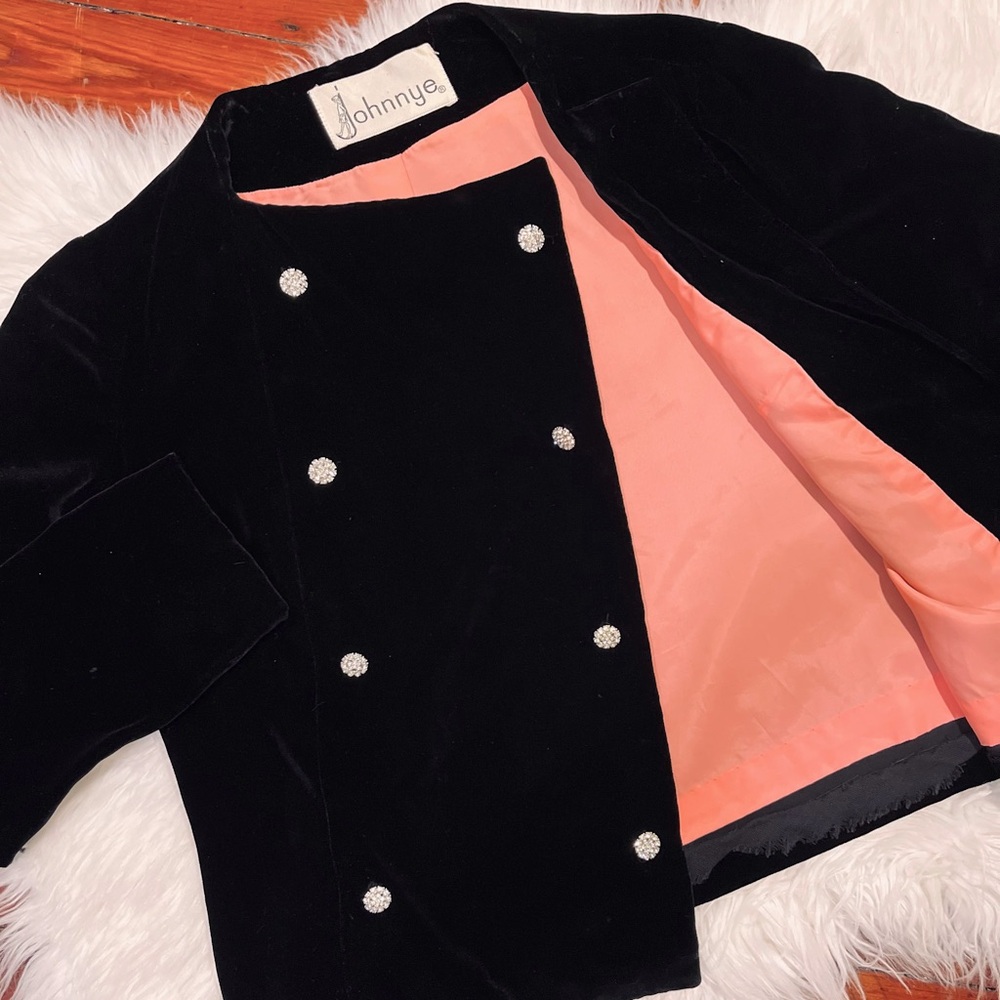 GORGEOUS Vintage 60’s 100% Velvet Cropped Jacket. Size S/M ✨🎀